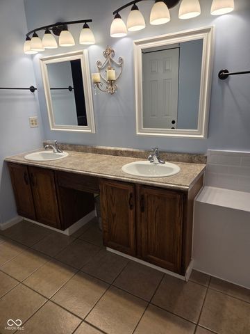 7721 Hollow Ridge Circle, Indianapolis, IN 46256