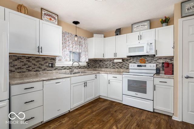 7721 Hollow Ridge Circle, Indianapolis, IN 46256