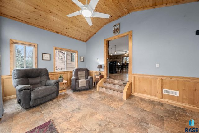 27357 468th Ave Avenue, Lennox, SD 57039