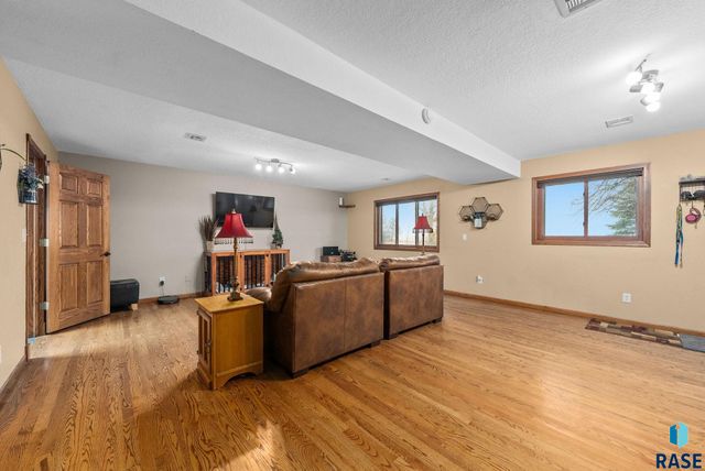 27357 468th Ave Avenue, Lennox, SD 57039