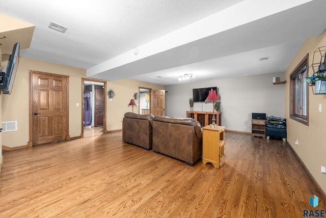 27357 468th Ave Avenue, Lennox, SD 57039