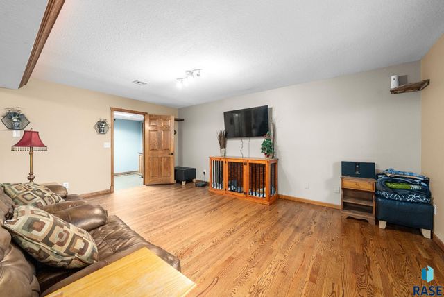 27357 468th Ave Avenue, Lennox, SD 57039