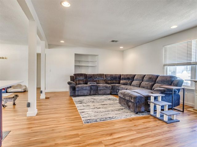 323 Willow Creek Circle, Norman, OK 73071