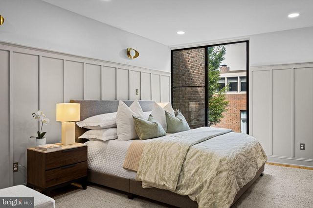 242 LOCUST ST, Philadelphia, PA 19106