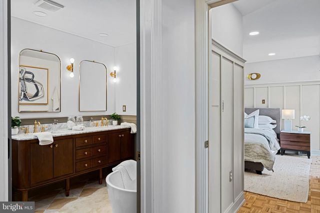 242 LOCUST ST, Philadelphia, PA 19106