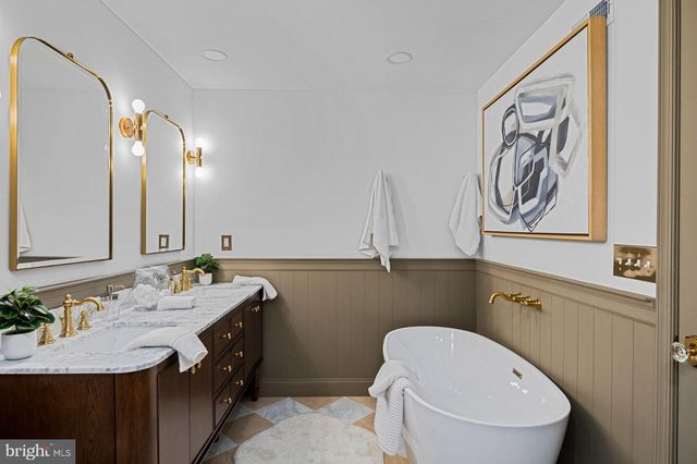 242 LOCUST ST, Philadelphia, PA 19106