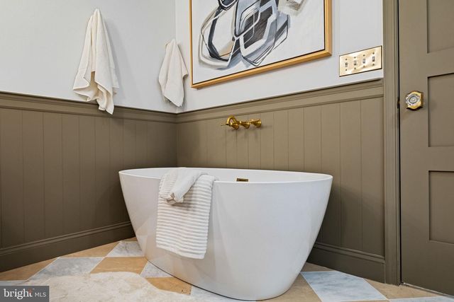 242 LOCUST ST, Philadelphia, PA 19106