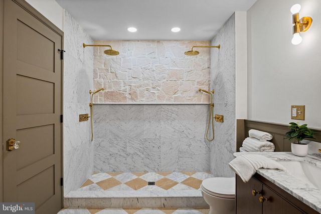 242 LOCUST ST, Philadelphia, PA 19106