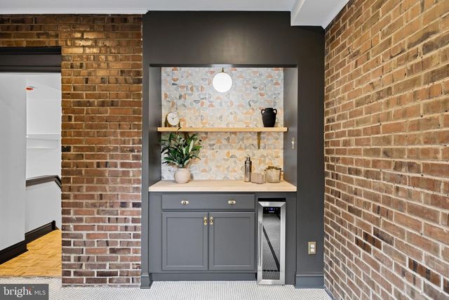 242 LOCUST ST, Philadelphia, PA 19106