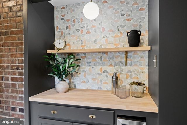 242 LOCUST ST, Philadelphia, PA 19106