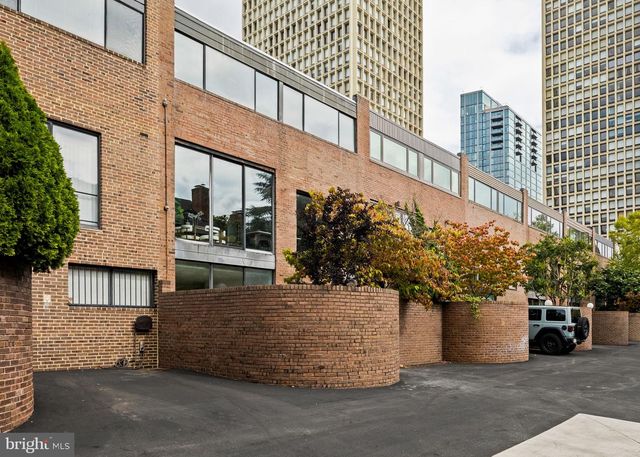 242 LOCUST ST, Philadelphia, PA 19106