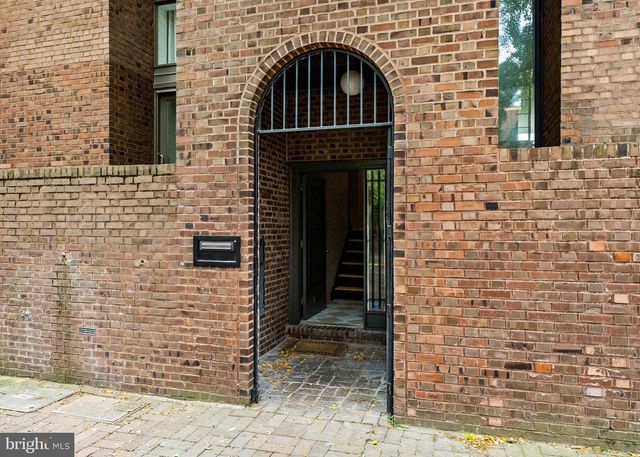 242 LOCUST ST, Philadelphia, PA 19106