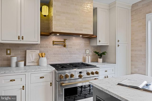 242 LOCUST ST, Philadelphia, PA 19106