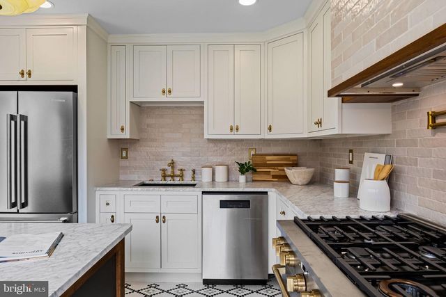 242 LOCUST ST, Philadelphia, PA 19106