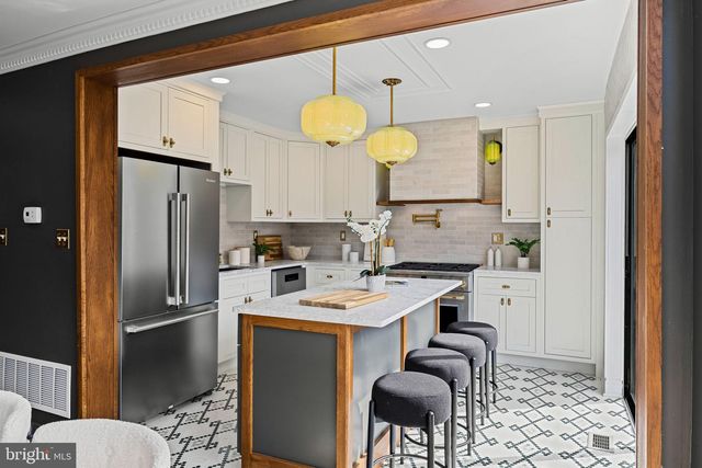 242 LOCUST ST, Philadelphia, PA 19106