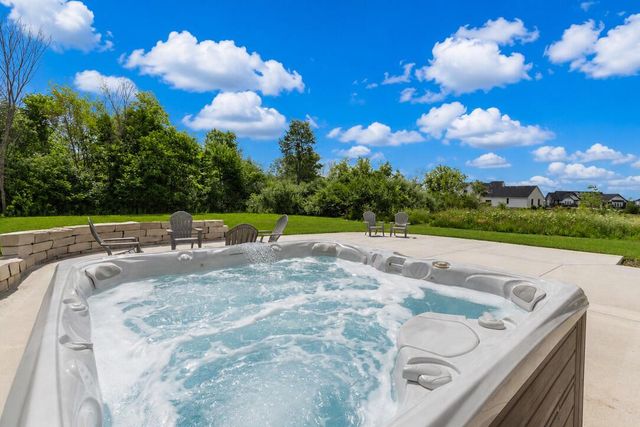 5932 S Quarry Park COURT, New Berlin, WI 53146