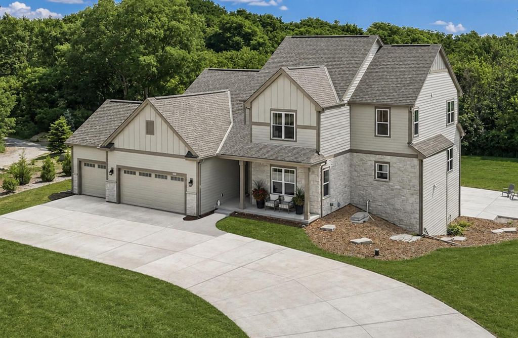 5932 S Quarry Park COURT, New Berlin, WI 53146