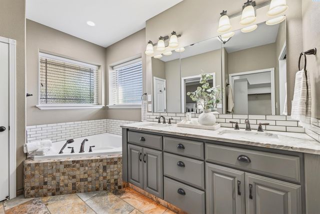 1005 Moonstone Ct, Richland, WA 99352