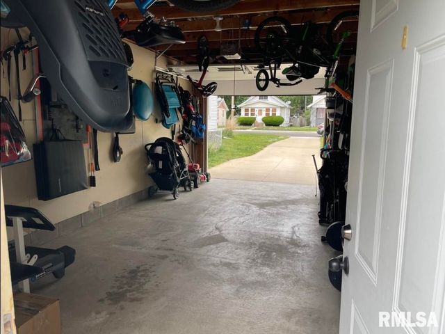 2512 W LAURA Avenue, West Peoria, IL 61604