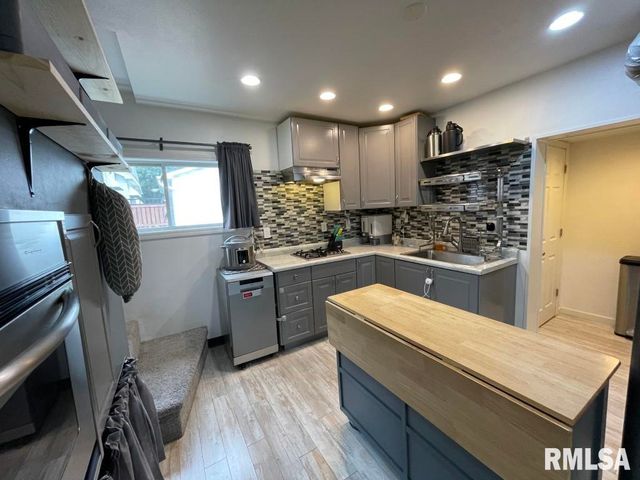 2512 W LAURA Avenue, West Peoria, IL 61604