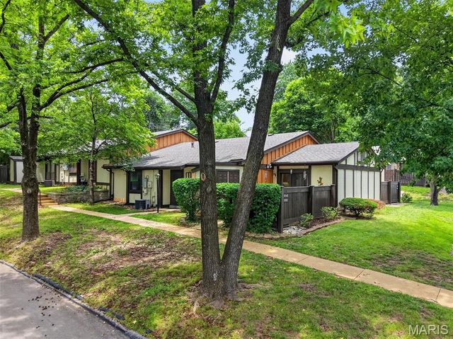 11151 Whispering Oaks Drive, St Louis, MO 63136