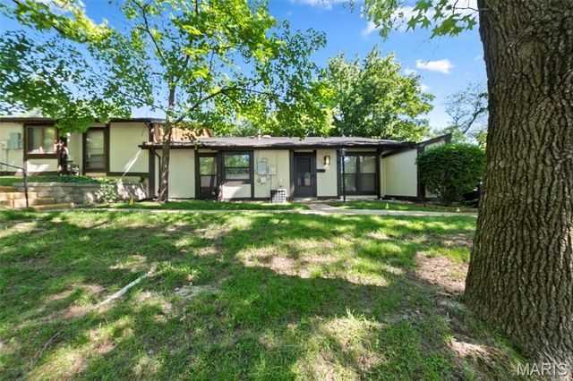11151 Whispering Oaks Drive, St Louis, MO 63136