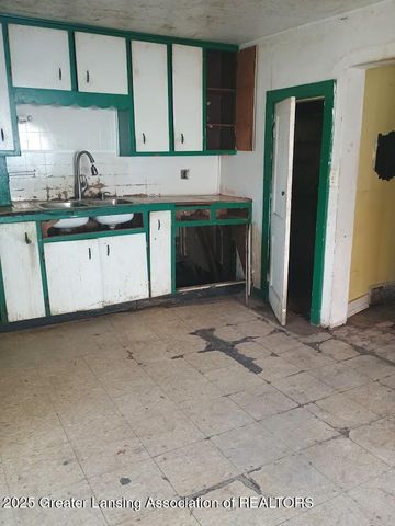 1320 Glenrose Avenue, Lansing, MI 48915