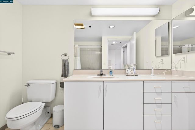 988 Franklin St 707, Oakland, CA 94607