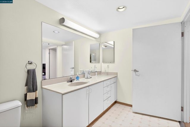 988 Franklin St 707, Oakland, CA 94607