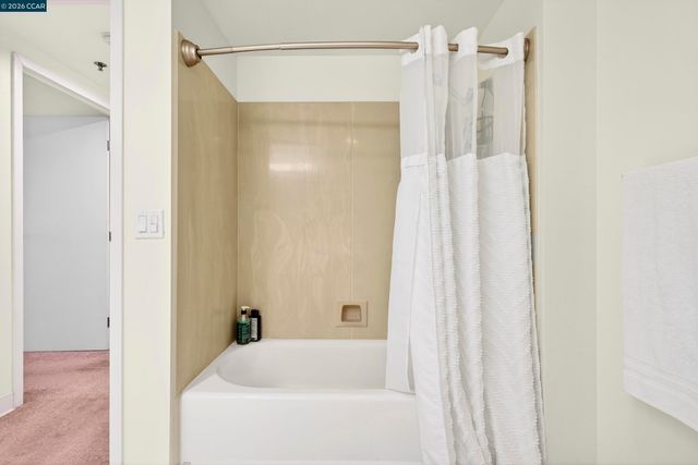 988 Franklin St 707, Oakland, CA 94607