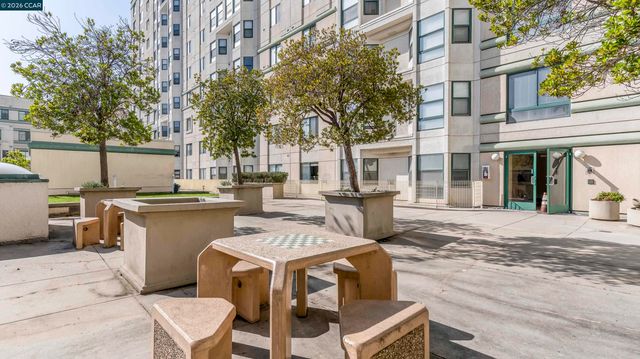 988 Franklin St 707, Oakland, CA 94607