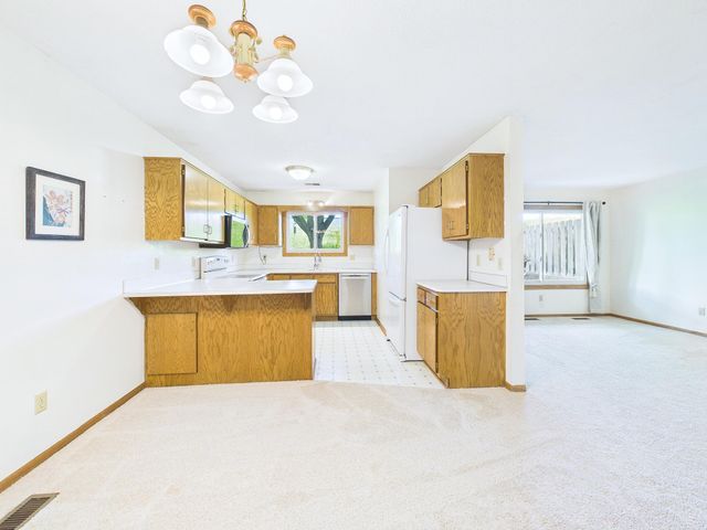 7598 13th Street N, Oakdale, MN 55128