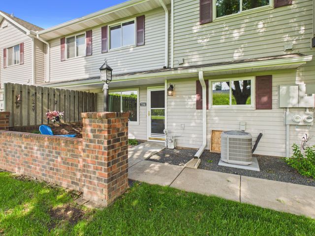 7598 13th Street N, Oakdale, MN 55128