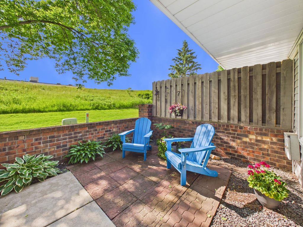 7598 13th Street N, Oakdale, MN 55128