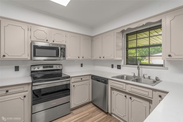 8669 Chalmette Drive, Shreveport, LA 71115
