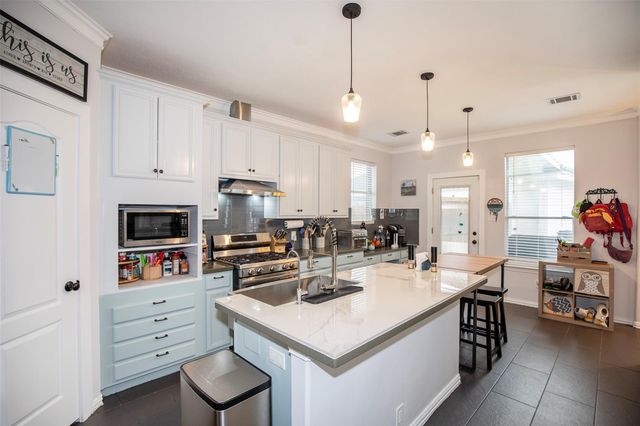 601 Canyon Crest Drive, League City, TX 77573