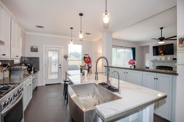 601 Canyon Crest Drive, League City, TX 77573