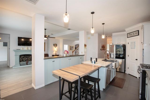 601 Canyon Crest Drive, League City, TX 77573