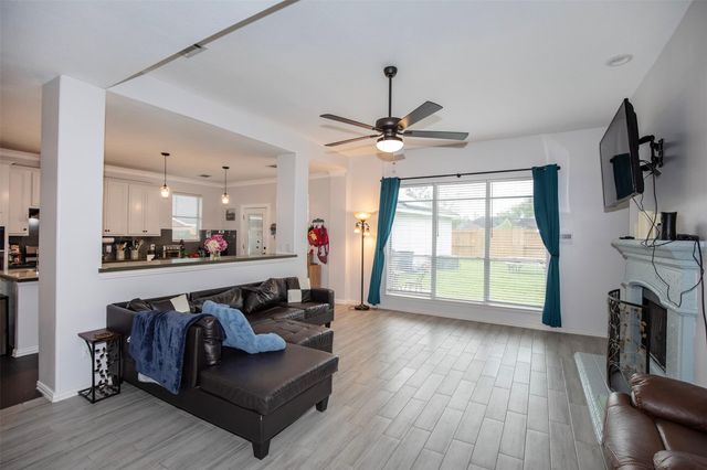 601 Canyon Crest Drive, League City, TX 77573