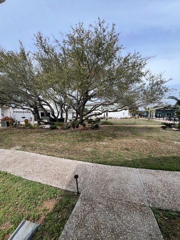 140 Lavaca Circ, Rockport, TX 78382