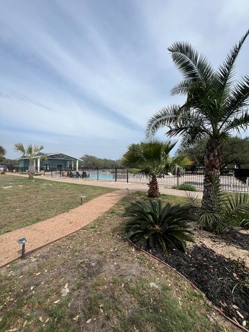 140 Lavaca Circ, Rockport, TX 78382