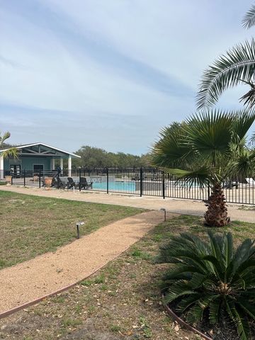 140 Lavaca Circ, Rockport, TX 78382