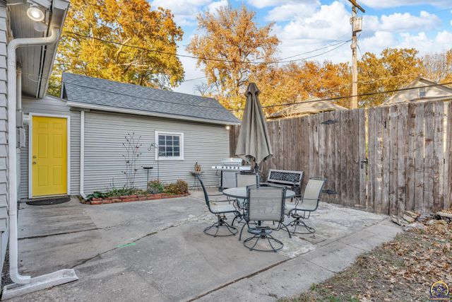 1216 SW College AVE, Topeka, KS 66604