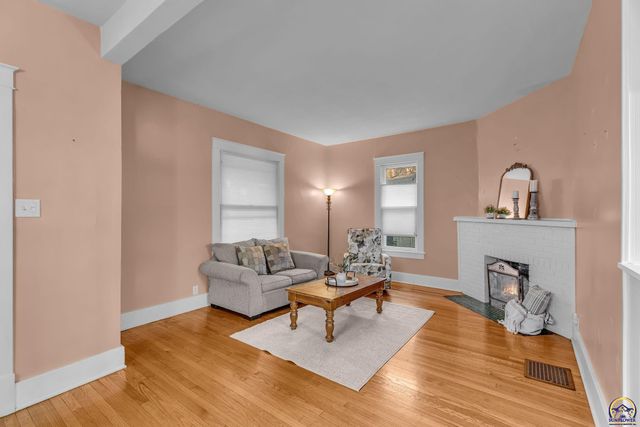 1216 SW College AVE, Topeka, KS 66604