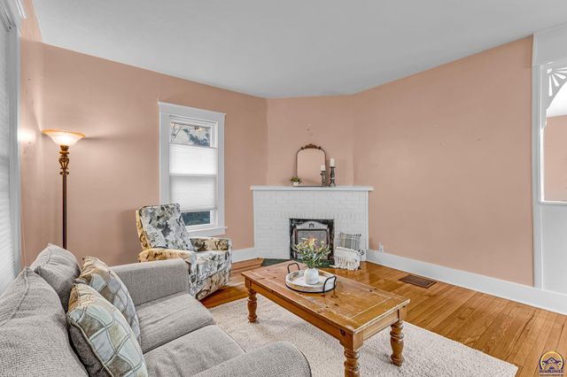 1216 SW College AVE, Topeka, KS 66604