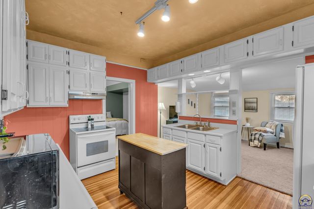 1216 SW College AVE, Topeka, KS 66604