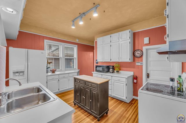 1216 SW College AVE, Topeka, KS 66604