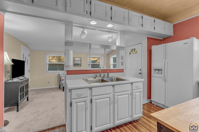 1216 SW College AVE, Topeka, KS 66604