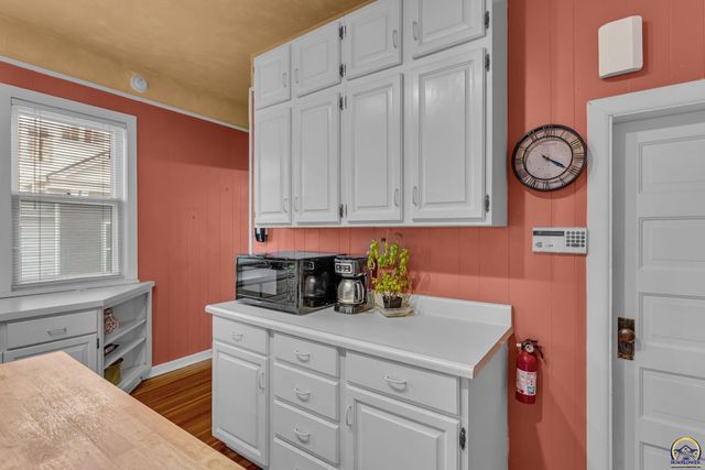 1216 SW College AVE, Topeka, KS 66604