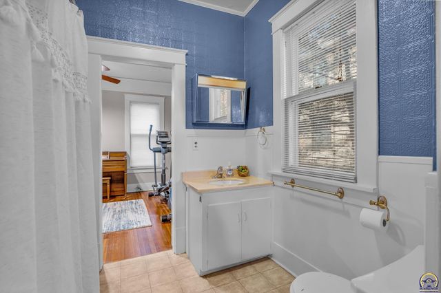 1216 SW College AVE, Topeka, KS 66604